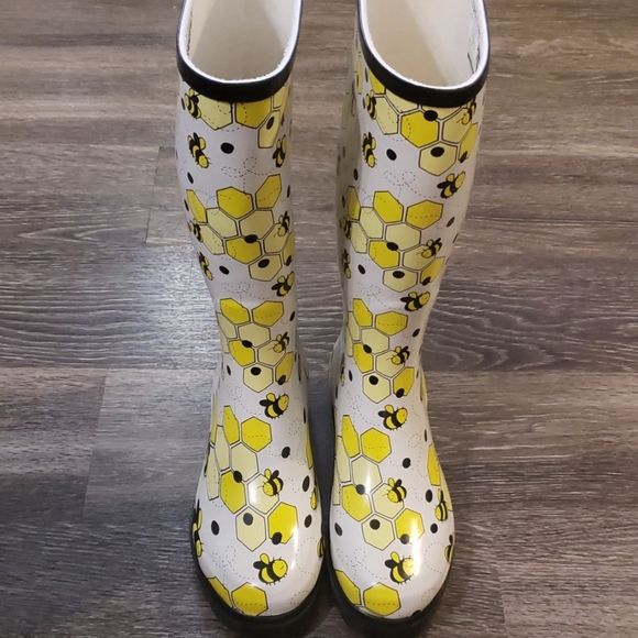 bee rain boots